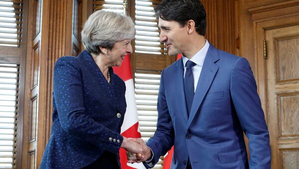 Canada's Prime Minister Justin Trudeau (R) shakes hands with Britain's Prime Minister Theresa May during a meeting in Trudeau's office on Parliament Hill in Ottawa, Ontario, Canada, September 18, 2017. - Sputnik International