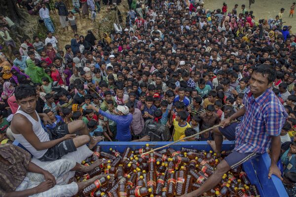 Rohingya Muslims, who crossed over from Myanmar into Bangladesh, wait during distribution of food items near Kutupalong refugee camp, Bangladesh, Tuesday, Sept. 19, 2017. - Sputnik International