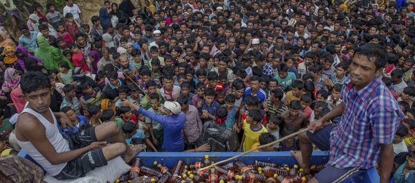 Rohingya Muslims, who crossed over from Myanmar into Bangladesh, wait during distribution of food items near Kutupalong refugee camp, Bangladesh, Tuesday, Sept. 19, 2017. - Sputnik International