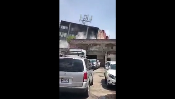 Horrific footage shows moment a building collapses in Mexico City after 7.1 earthquake - Sputnik International