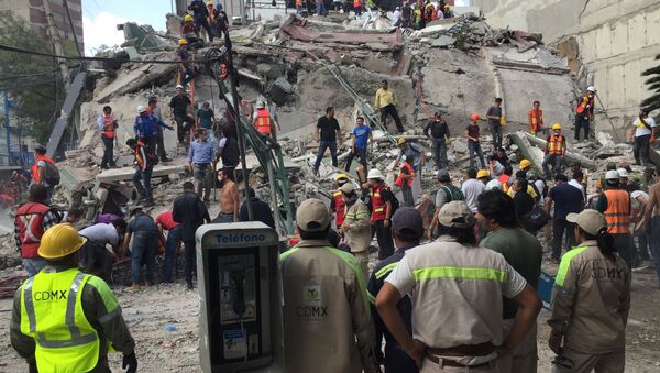 People search for survivors in a collapsed building in the Roma neighborhood of Mexico City, Tuesday, Sept. 19, 2017. A powerful earthquake has jolted Mexico, causing buildings to sway sickeningly in the capital on the anniversary of a 1985 quake that did major damage. - Sputnik International