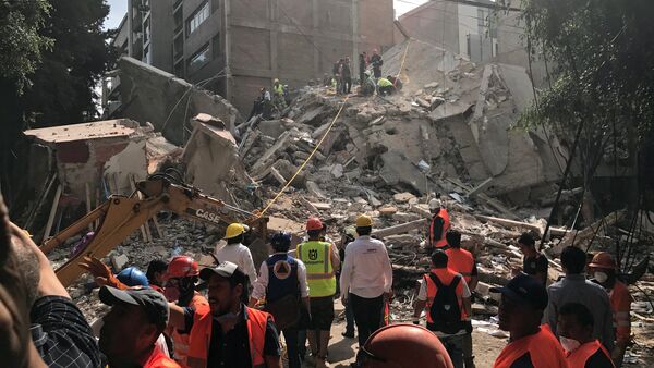 People clear rubble after an earthquake hit Mexico City, Mexico September 19, 2017 - Sputnik International