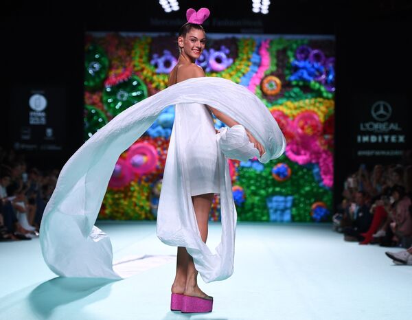 Fashion Week Madrid: Stunning Señoritas Grace Main Catwalk in Spanish Capital - Sputnik International