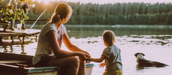 Woman, child, dog and sunset - Sputnik International