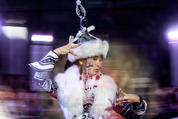 Astounding Ethnic Motifs Take the Lead of International Fashion Show in Moscow - Sputnik International