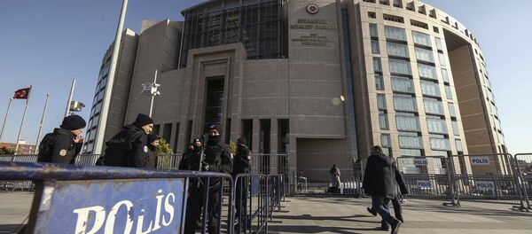 Police officers stand guard outside the city's main courthouse in Istanbul (File) - Sputnik International
