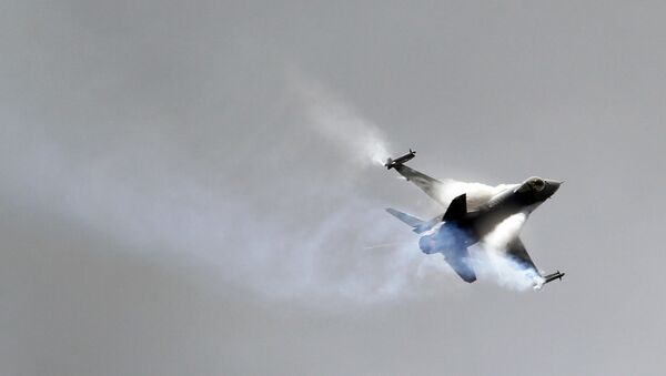 A Lockheed Martin F16 Jet fighter performs its demonstration flight at the 49th Paris Air Show at le Bourget airport, east of Paris, Wednesday June 22, 2011. - Sputnik International