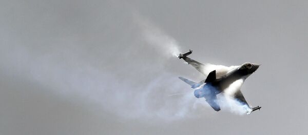 A Lockheed Martin F16 Jet fighter performs its demonstration flight at the 49th Paris Air Show at le Bourget airport, east of Paris, Wednesday June 22, 2011. A Lockheed Martin F16 Jet fighter performs its demonstration flight at the 49th Paris Air Show at le Bourget airport, east of Paris, Wednesday June 22, 2011. - Sputnik International