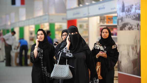 Saudi visitors attend the Riyadh International Book Fair on March 5, 2013 in the Saudi capital. - Sputnik International