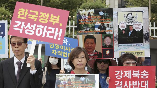 North Korean defectors stage a rally against South Korean government's policy against the North in front of the Government Complex in Seoul, South Korea, Friday, Sept. 22, 2017 - Sputnik International