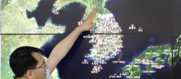 In this Sept. 3, 2017, file photo, Earthquake and Volcano of the Korea Monitoring Division Director Ryoo Yong-gyu speaks to the media about North Korea's artificial earthquake with a map of the Korean peninsular in Seoul, South Korea - Sputnik International