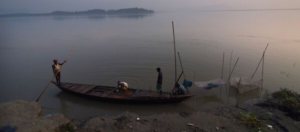 In this photograph taken on June 4, 2016, Indian boatman prepare to cast off after buying fish at a wholesale local fish market on the banks of the River Bhramaputra in Guwahati - Sputnik International