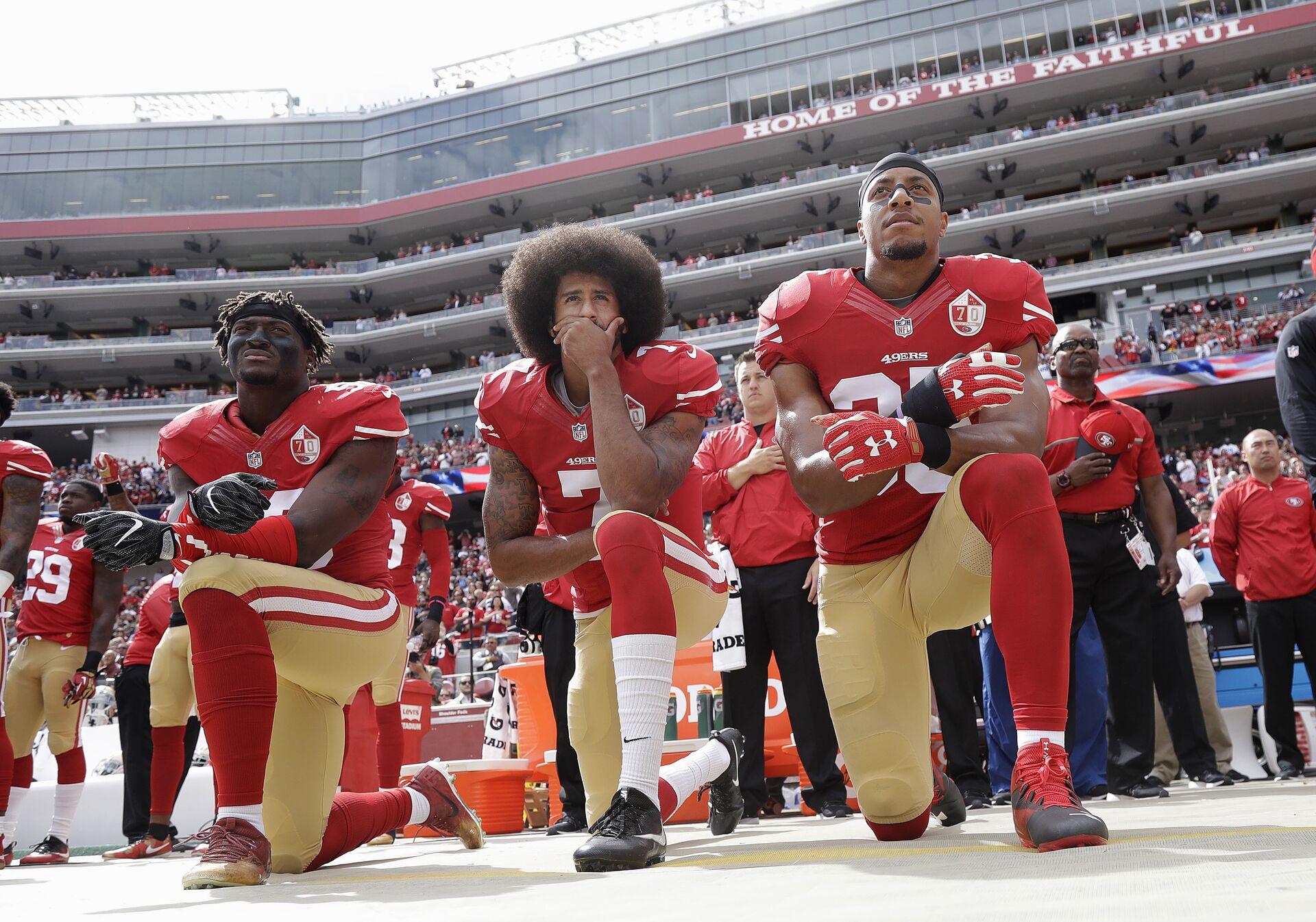 from left, San Francisco 49ers outside linebacker Eli Harold, quarterback Colin Kaepernick and safety Eric Reid kneel during the national anthem before an NFL football game against the Dallas Cowboys in Santa Clara, Calif. Since Kaepernick announced he would not stand for the song in protest of racial discrimination against blacks in the United States, many performers are now rethinking offers to sing the national anthem. - Sputnik International, 1920, 14.02.2022