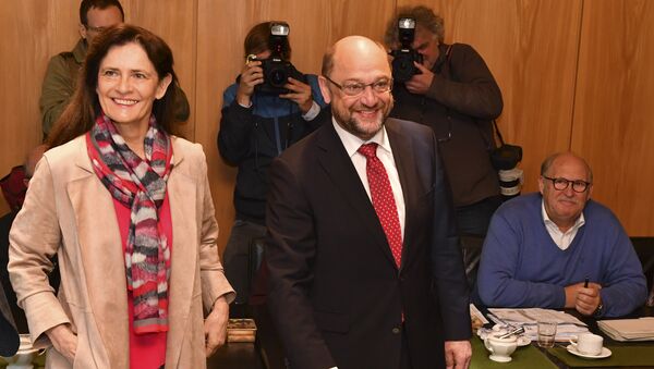 Martin Schulz, top candidate and chairman of the Social Democratic Party, and his wife Inge cast their votes in the German parliament election in Wuerselen, Germany, Sunday, Sept. 24, 2017 - Sputnik International