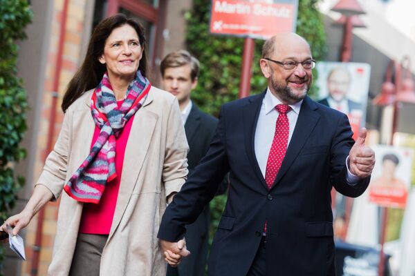 Martin Schulz, leader of Germany's social democratic party SPD and candidate for Chancellor, and his wife Inge Schulz arrive to cast their ballots at a polling station in Wuerselen, western Germany, during general elections on September 24, 2017 - Sputnik International