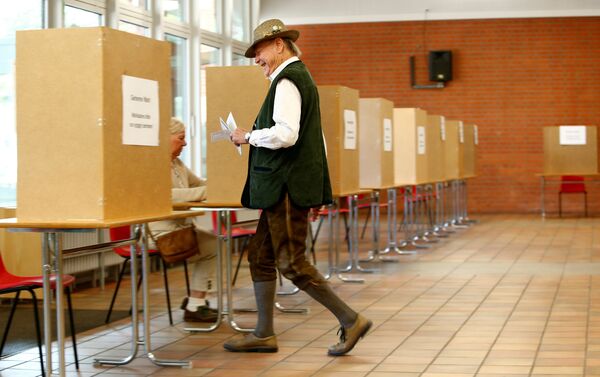 A man in a traditional Bavarian costume votes in the general election (Bundestagswahl) in Munich, Germany, September 24, 2017 - Sputnik International