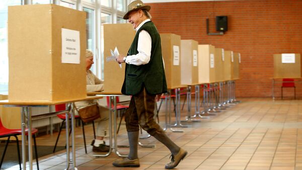 A man in traditional Bavarian costume votes in the general election (Bundestagswahl) in Munich, Germany, September 24, 2017 - Sputnik International