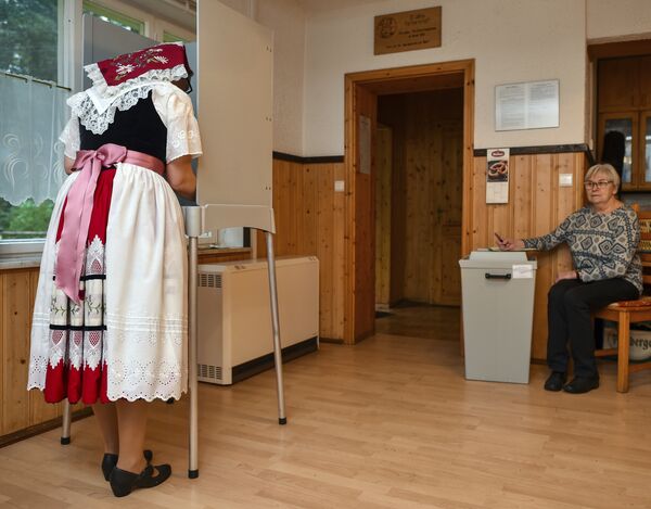 Anita Storch casts her vote in the German parliament election wearing a traditional Sorbian dress  in Lehde, eastern Germany, Sunday, Sept. 24, 2017 - Sputnik International