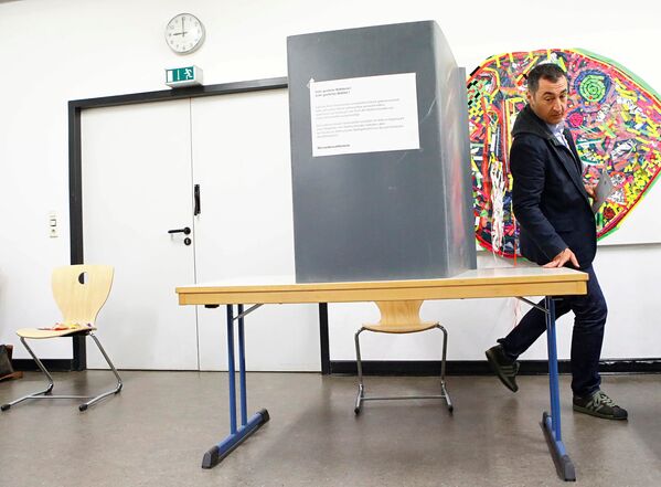 The leader of Germany's Greens Party Cem Oezdemir casts his vote for the German federal election in Berlin, Germany, September 24, 2017 - Sputnik International