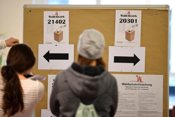 Voters enter a polling station during the general election (Bundestagswahl) in Hamburg, Germany, September 24, 2017 - Sputnik International