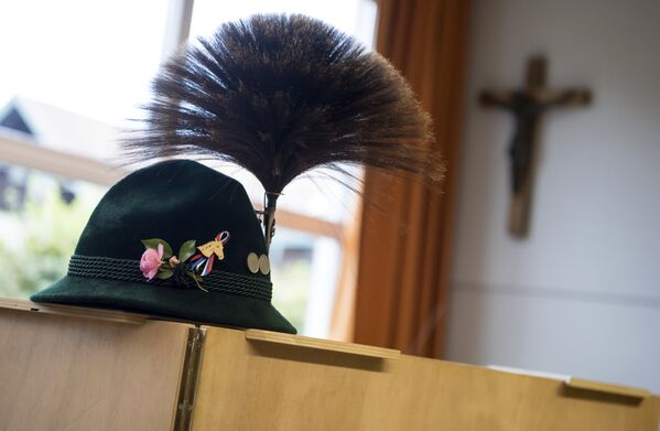 A traditional Bavarian hat with a chamois hair decoration sits on a polling booth during the German parliament election in Unterwoessen, southern Germany, Sunday, Sept. 24, 2017 - Sputnik International