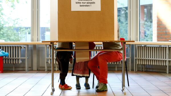 People in traditional Bavarian costumes vote in the general election (Bundestagswahl) in Munich, Germany, September 24, 2017 - Sputnik International