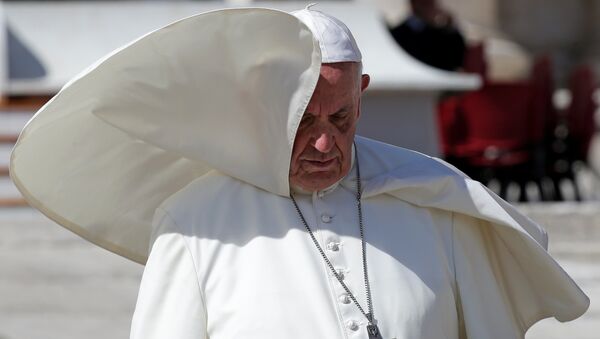 A gust of wind blows Pope Francis' mantle during the Wednesday general audience in Saint Peter's Square at the Vatican, September 20, 2017 - Sputnik International