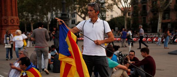 A man places an Estelada (Catalan separatist flag) on a stick during a protest outside the High Court of Justice of Catalonia in Barcelona, Spain, September 21, 2017. - Sputnik International