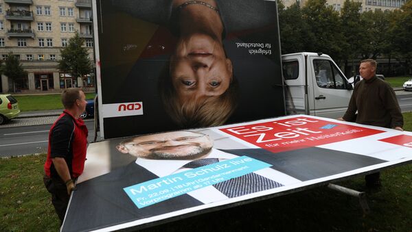 Workers remove an election campaign billboards showing Christian Democratic Union CDU party leader and German Chancellor Angela Merkel and Social Democratic Party SPD leader and top candidate Martin Schulz, the day after the general election (Bundestagswahl) in Berlin, Germany September 25, 2017 - Sputnik International
