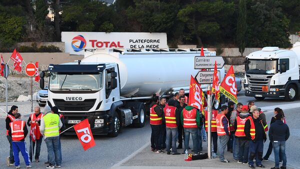 French truck drivers block access to the Total refinery to protest against the French labour law reform on September 25, 2017 in La Mede, near Marseille, southeastern France - Sputnik International