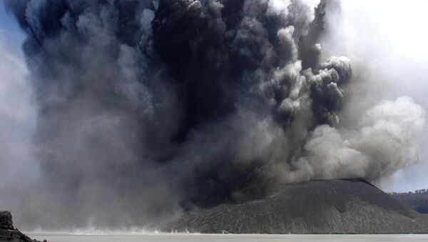 Steam and ash erupt from a vent in Lake Vui on Mount Manaro (File) - Sputnik International
