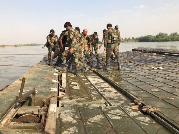 Syrian Army crosses Euphrates River east of Deir ez-Zor Syrian Army crosses Euphrates River east of Deir ez-Zor - Sputnik International