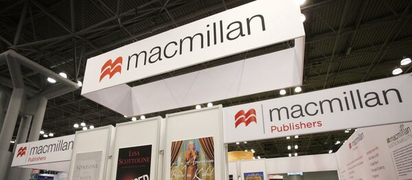 People wait in line at Macmillan Publishers to have books autographed by their authors at Book Expo America, in New York. (File) - Sputnik International