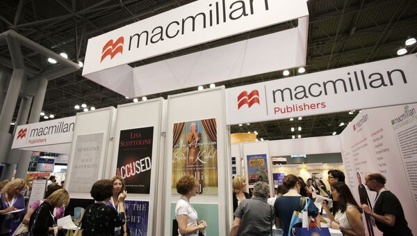 People wait in line at Macmillan Publishers to have books autographed by their authors at Book Expo America, in New York. (File) - Sputnik International