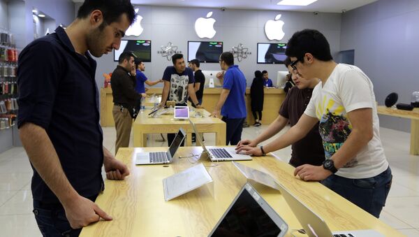 People shop at a store selling Apple products in the north of the Iranian capital Tehran. (File) - Sputnik International