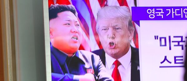 A man watches a television news programme showing US President Donald Trump (C) and North Korean leader Kim Jong-Un (L) at a railway station in Seoul on August 9, 2017 - Sputnik International