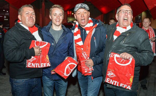 Fans get commemorative T-shirts ahead of the UEFA Champions League group stage match Spartak Russia vs. Liverpool England - Sputnik International
