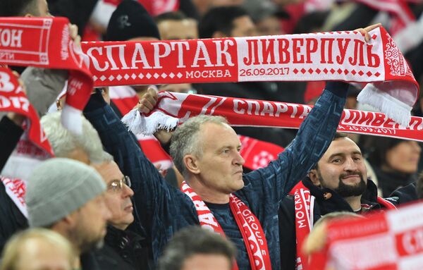 Spartak's fans cheer up their team at the UEFA Champions League group stage match Spartak Russia vs. Liverpool England - Sputnik International