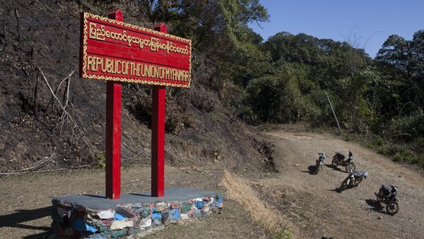 Motorcycles stand beside a sign on the border between Myanmar and India at Pangsau Pass, Saigang State, Northern Myanmar. (File) - Sputnik International
