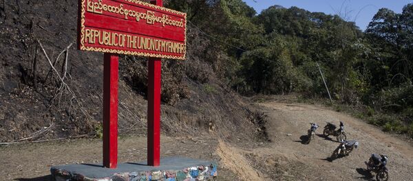 Motorcycles stand beside a sign on the border between Myanmar and India at Pangsau Pass, Saigang State, Northern Myanmar. (File) - Sputnik International