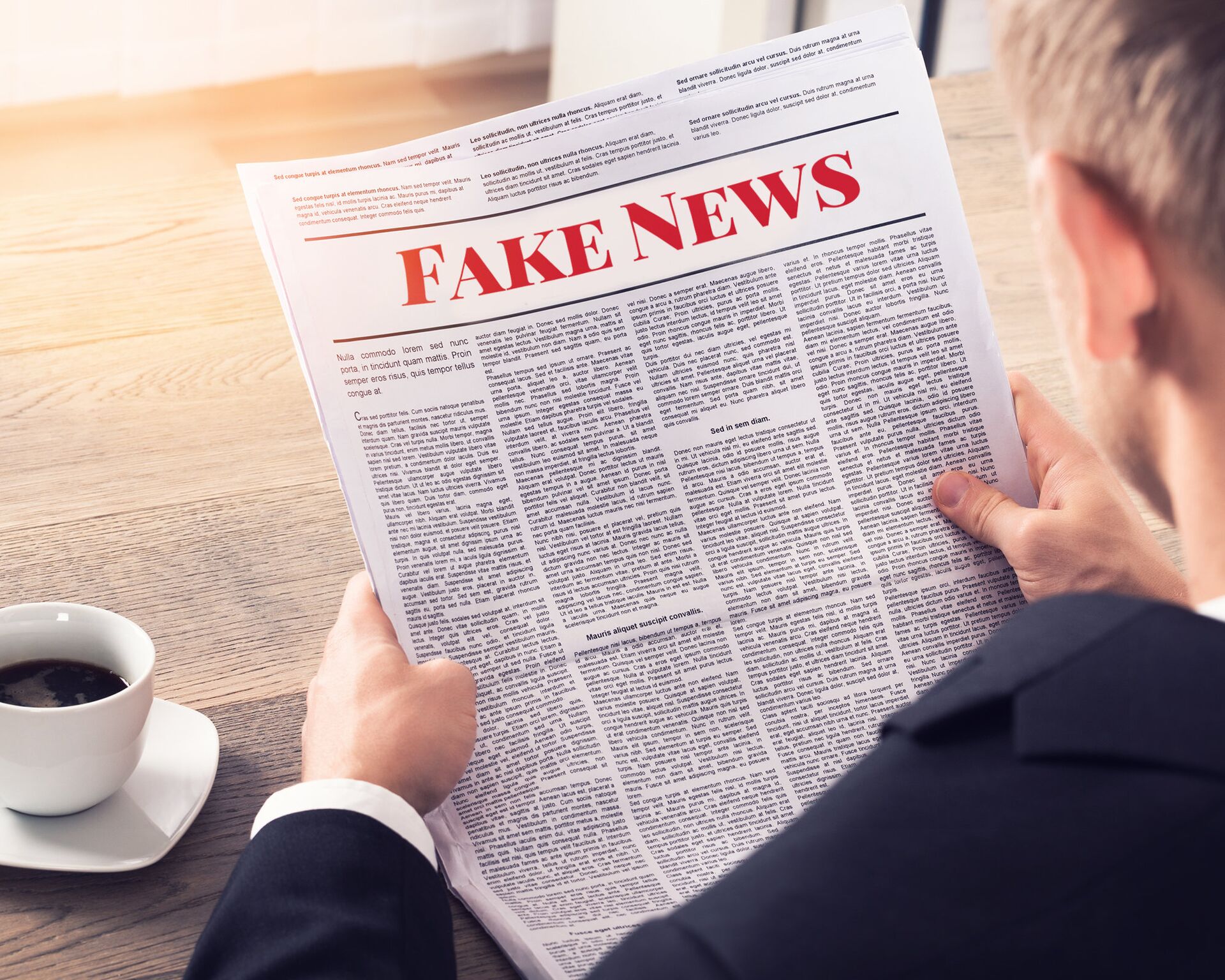 Fake News - Person Reading Fake News Article - Sputnik International, 1920, 20.04.2022