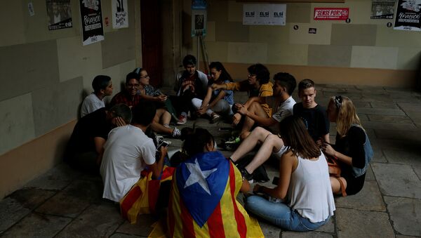 Students chat in the University of Barcelona's historic building after thousands of students occupied it before a political meeting in favor of the banned October 1 independence referendum in Barcelona, Spain, September 27, 2017 - Sputnik International