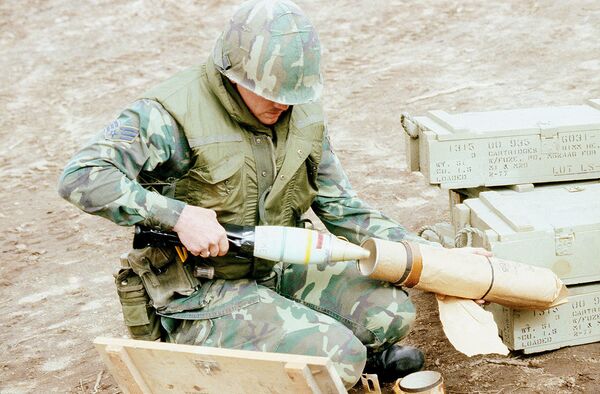 US soldier with phosphorus shell US soldier with phosphorus shell - Sputnik International