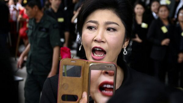 Ousted former Thai prime minister Yingluck Shinawatra greets supporters as she arrives at the Supreme Court in Bangkok, Thailand, July 21, 2017. - Sputnik International