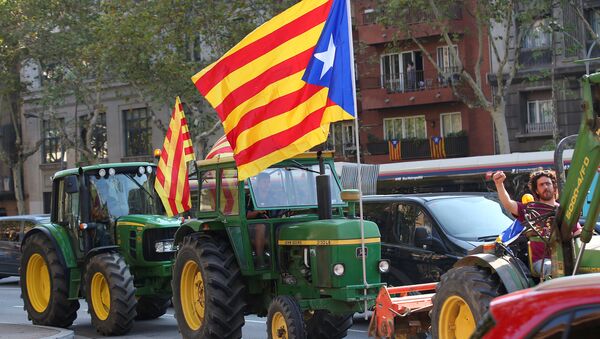 Farmers drive their tractors through the city as they take part in a protest to show support for the banned referendum on independence from Spain in Barcelona, Spain, September 29, 2017 - Sputnik International