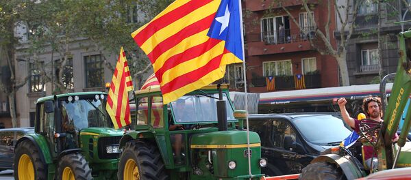 Farmers drive their tractors through the city as they take part in a protest to show support for the banned referendum on independence from Spain in Barcelona, Spain, September 29, 2017 Farmers drive their tractors through the city as they take part in a protest to show support for the banned referendum on independence from Spain in Barcelona, Spain, September 29, 2017 - Sputnik International