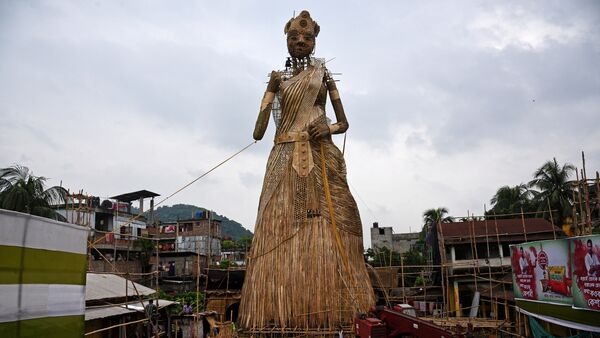 Artisans install a 100-foot bamboo idol of the Hindu goddess Durga, which is aimed at breaking the Guinness World Records for the tallest bamboo sculpture ever made, ahead of the Durga Puja festival, in Guwahati, India September 23, 2017 - Sputnik International