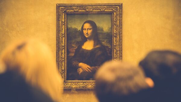 People looking at Leonardo da Vinci's Mona Lisa - Sputnik International
