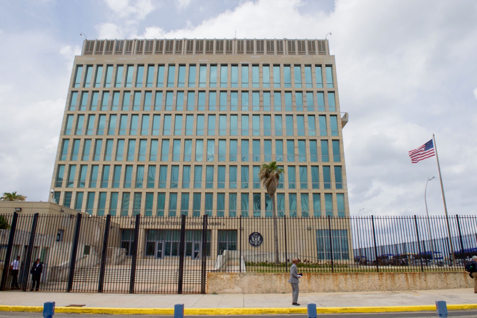 The U.S. flag flaps in the stiff breeze off the Florida Straits at the U.S. Embassy in Havana, Cuba. (File) - Sputnik International, 1920, 14.09.2021