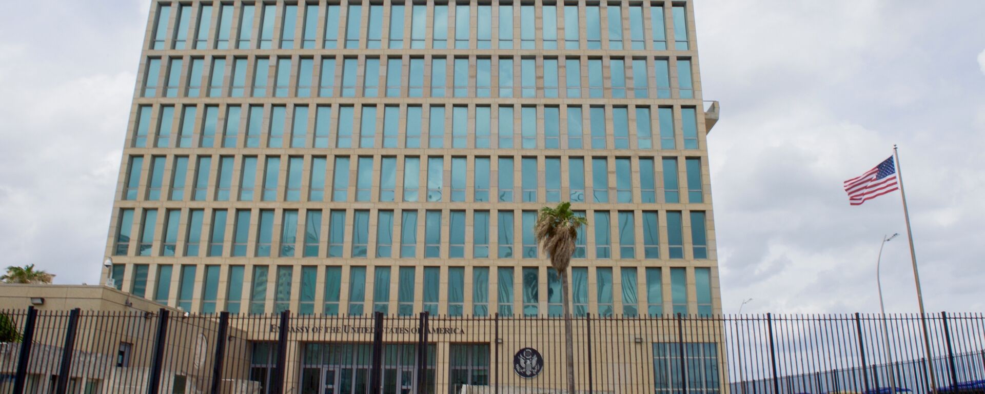 The U.S. flag flaps in the stiff breeze off the Florida Straits at the U.S. Embassy in Havana, Cuba. (File) - Sputnik International, 1920, 13.02.2021